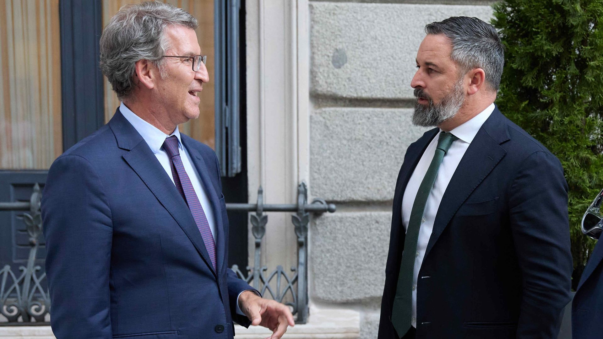 Alberto Núñez Feijóo y Santiago Abascal coinciden en “dar estabilidad” a la Comunidad Valenciana tras una llamada por la dimisión de Mazón