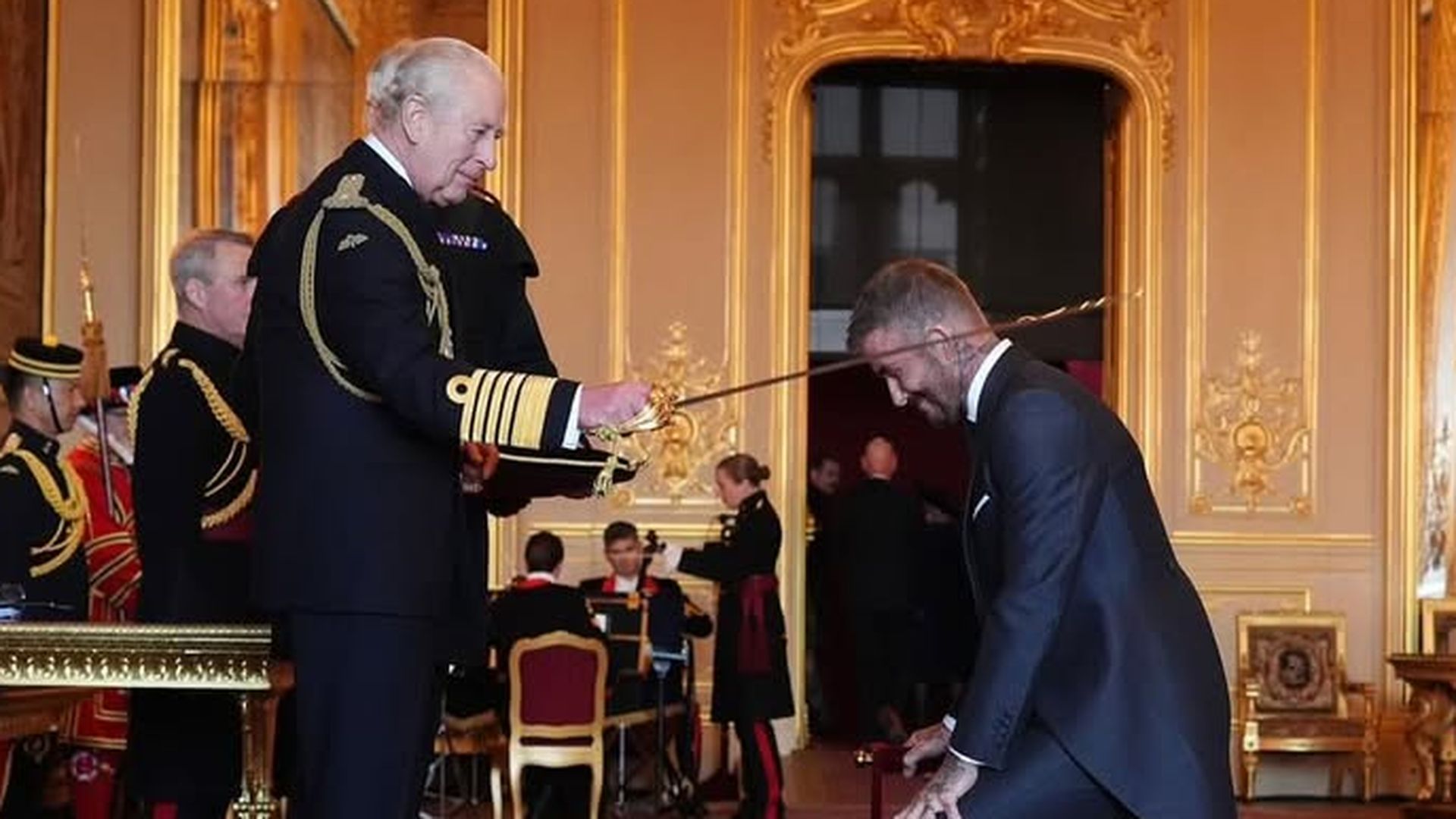 David Beckham investido por el rey Carlos III David Beckham investido por el rey Carlos III