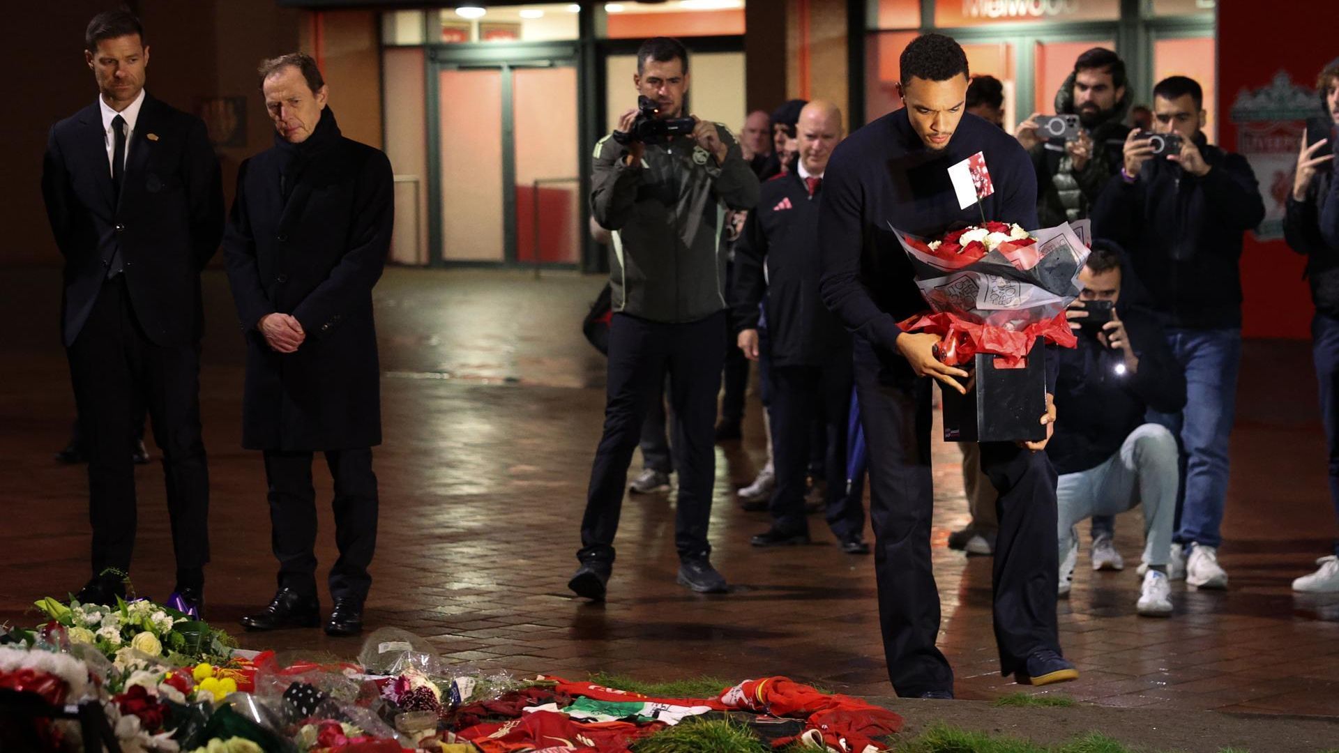 El homenaje del Real Madrid a Diogo Jota en Anfield y el mensaje de Trent Alexander-Arnold: “Te echo de menos, amigo”