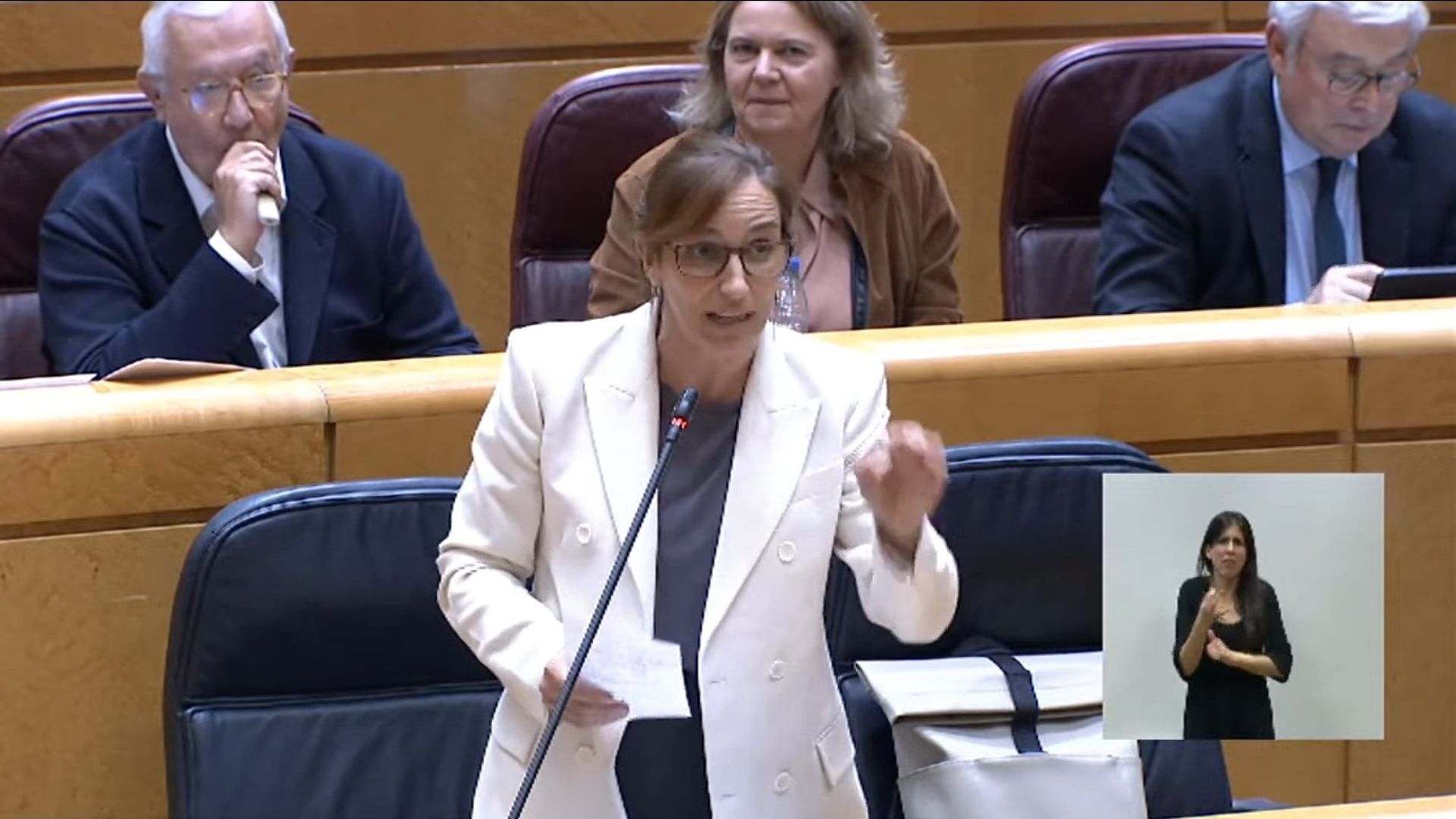 El Senado capta a Javier Arenas, número dos del PP, fumando váper