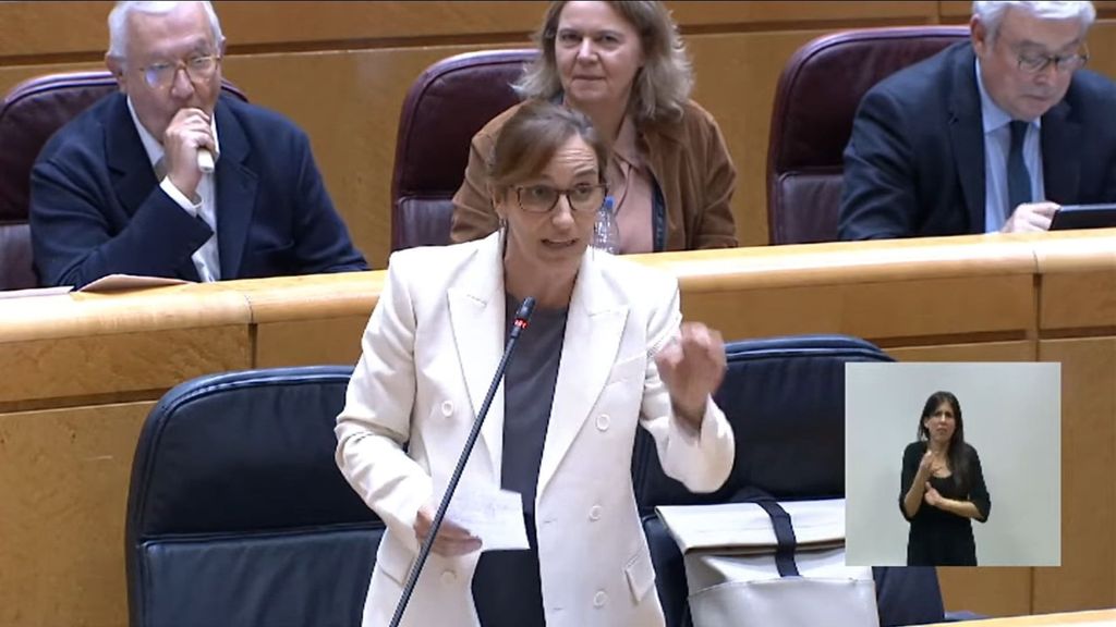 El Senado capta a Javier Arenas, número dos del PP, fumando váper: ha desmentido los hechos