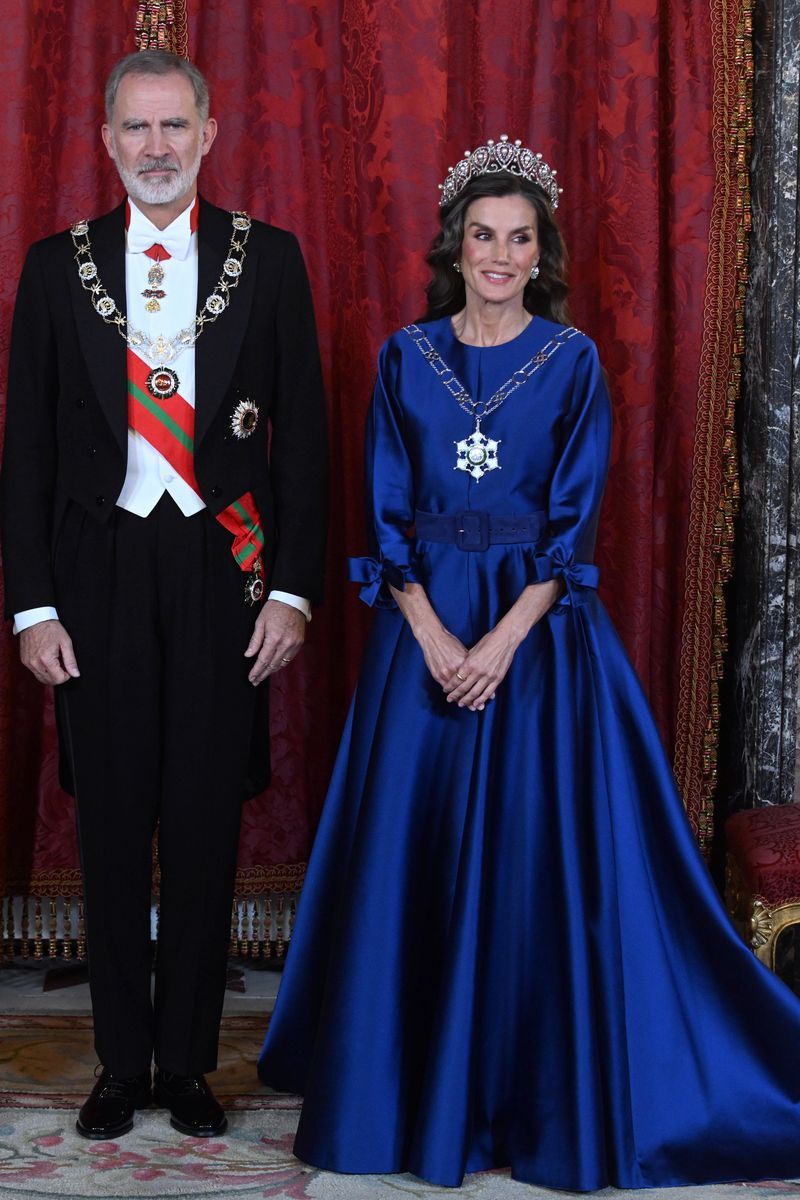 Los reyes Felipe VI y Letizia junto al sultán en la cena de gala