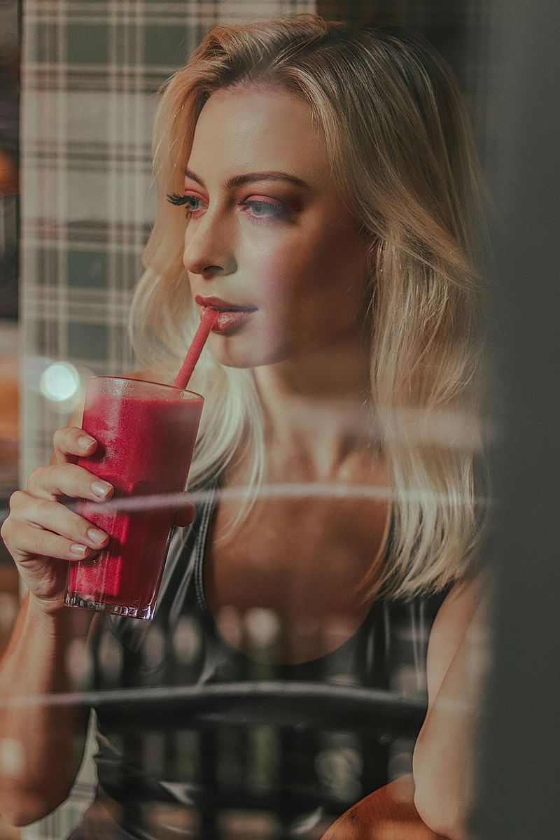 Mujer bebiendo batido