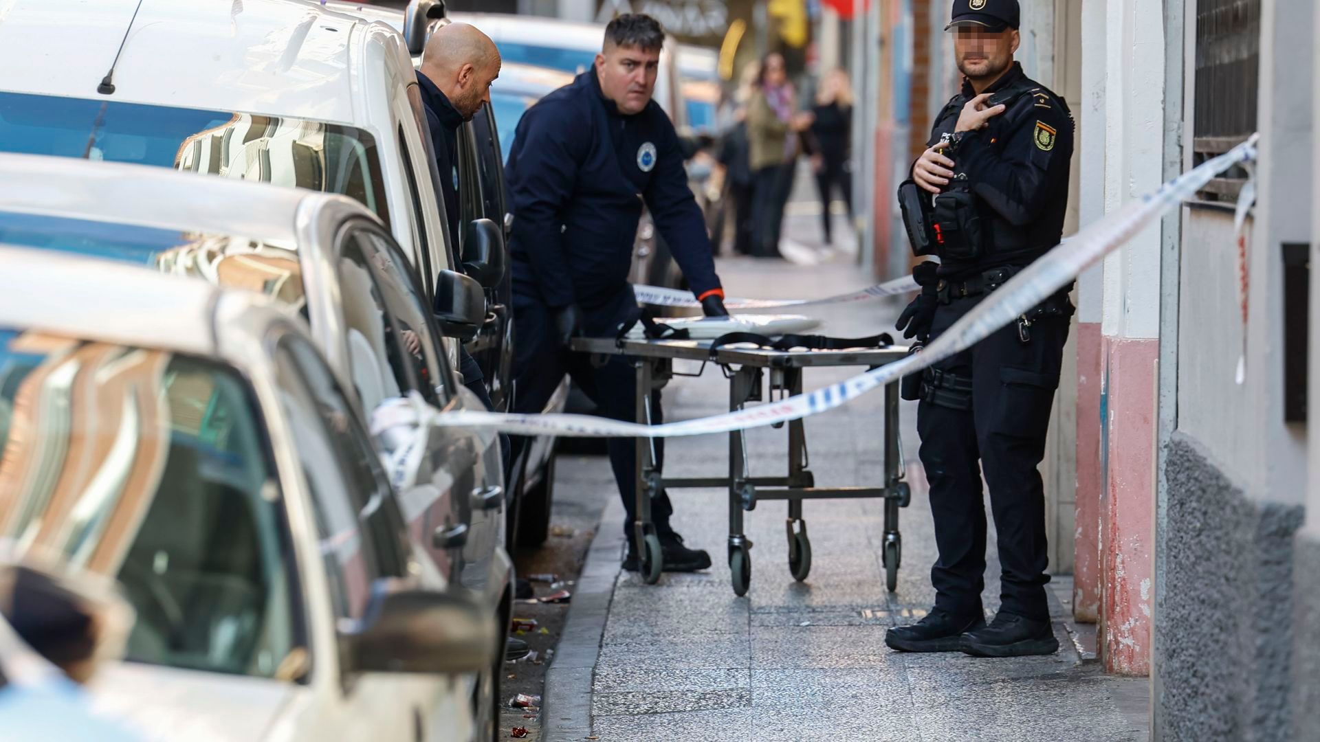 Precinto policial en el acceso a la vivienda donde se ha perpetrado el homicidio de una mujer de 49 años este martes en Zaragoza, supuestamente a manos de su pareja