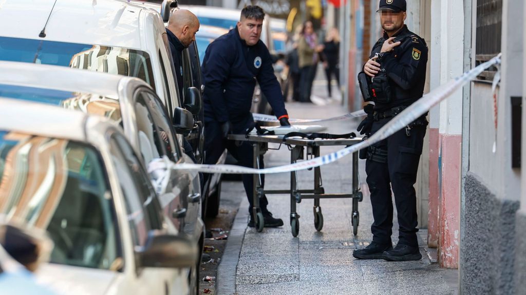 Precinto policial en el acceso a la vivienda donde se ha perpetrado el homicidio de una mujer de 49 años este martes en Zaragoza, supuestamente a manos de su pareja