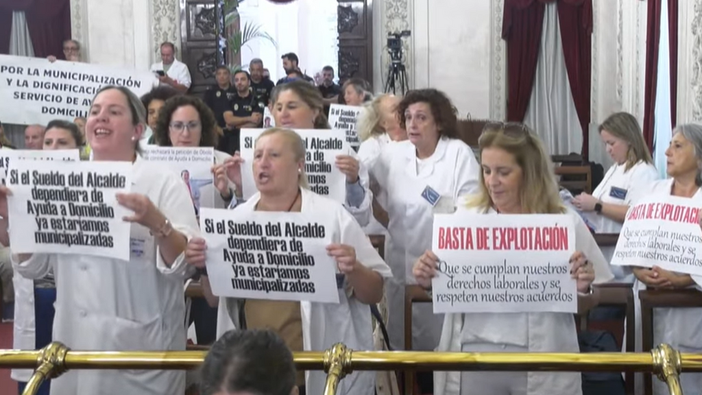 Trabajadoras del Servicio de Ayuda a Domicilio de Cádiz interrumpen un pleno