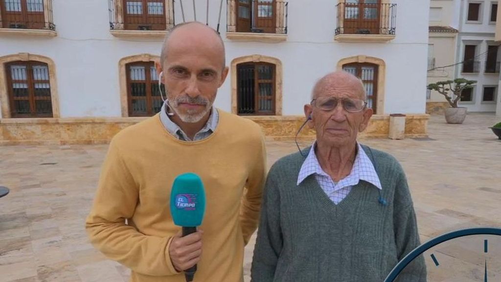 'Tírate al suelo, venimos a por pasta': Dos ladrones disfrazados de policía engañan a un anciano de 90 euros y le roban en su propia casa