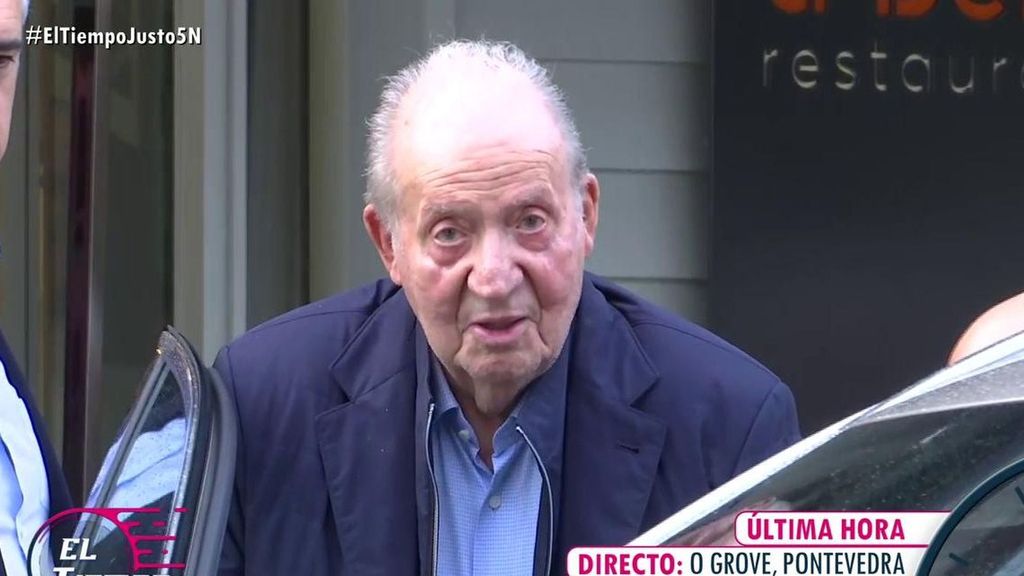 El rey emérito manda un saludo a 'El tiempo justo' el día que se publican sus memorias: así lo hemos captado saliendo de un restaurante