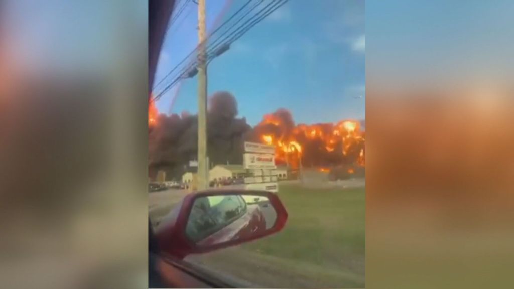 Un avión se estrella contra varios edificios en el aeropuerto de Louisville: hay al menos siete muertos