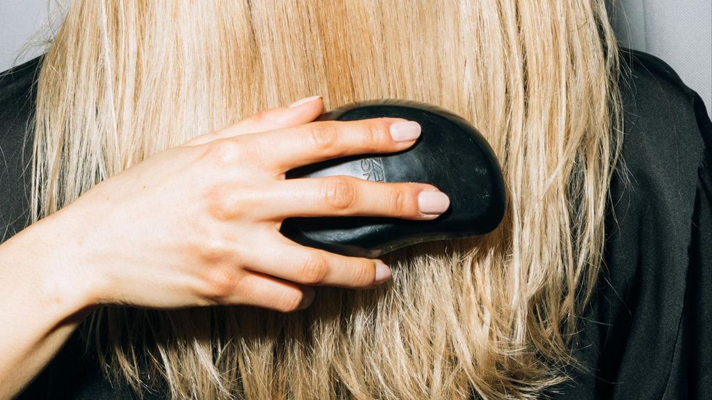 Cabello cepillándose