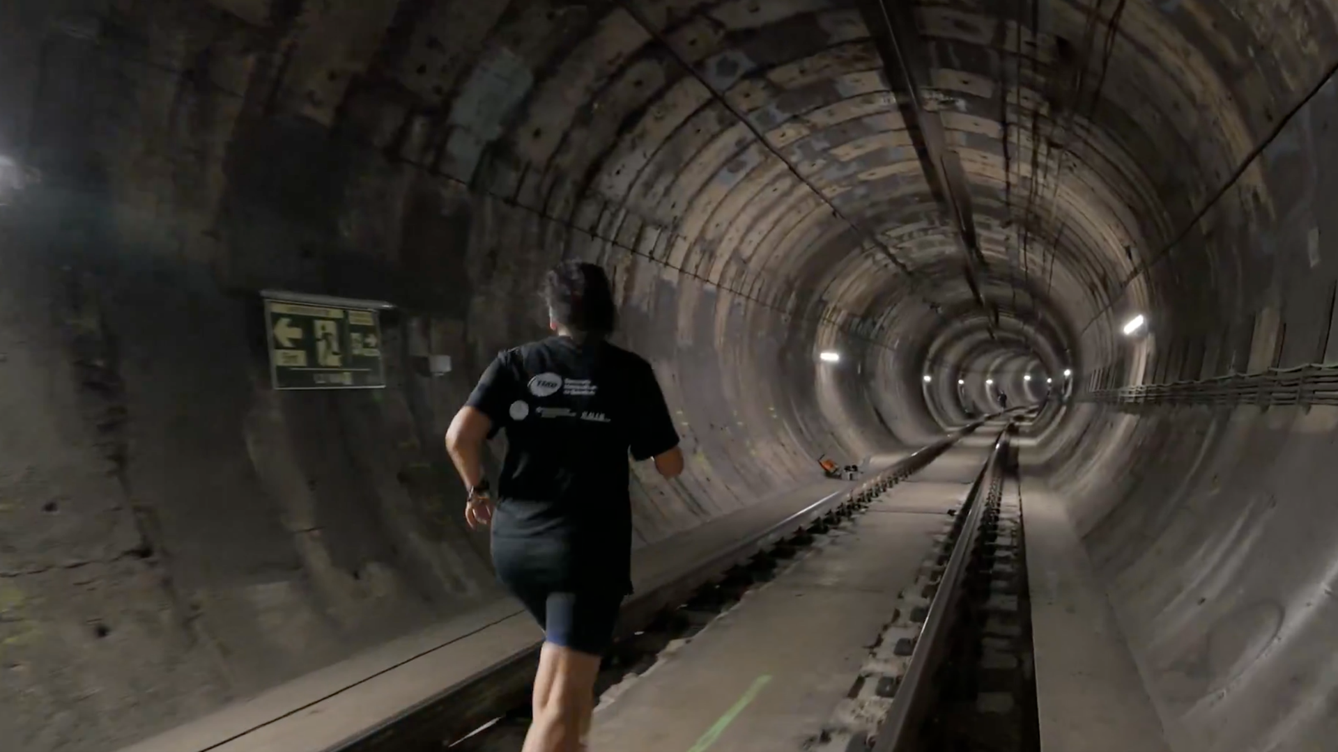 Carrera nocturna en los túneles del metro de Barcelona