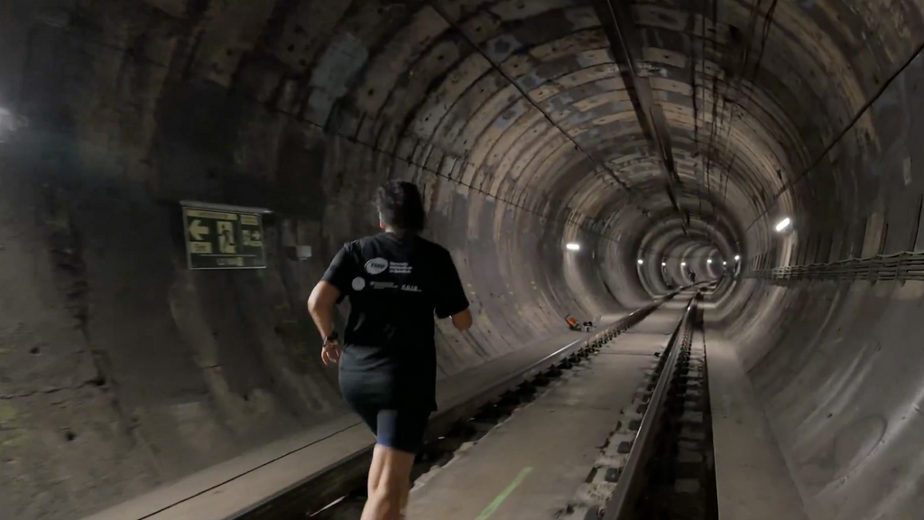 Carrera nocturna en los túneles del metro de Barcelona