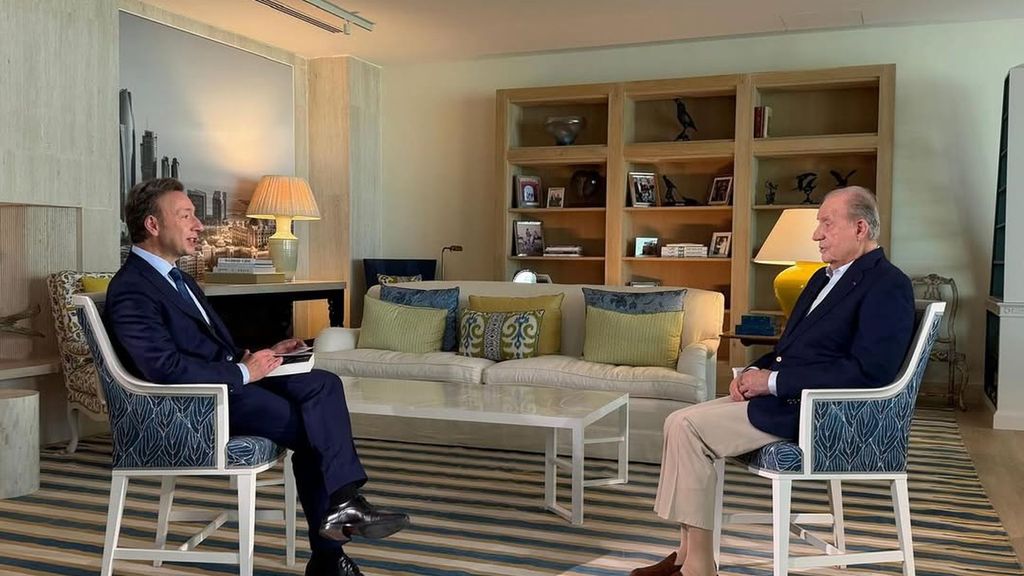 El editor Stephane Bern y el rey, junto a los detalles de la decoración de su casa