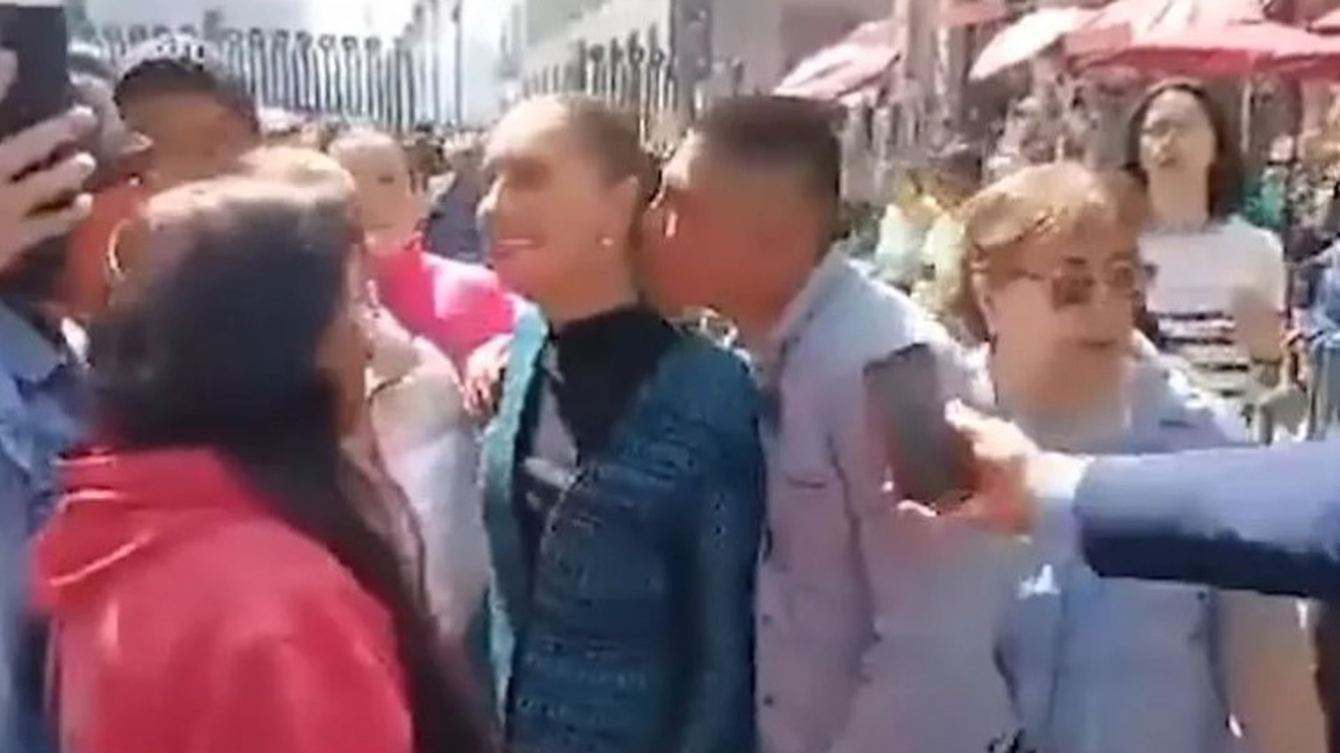 El hombre abrazó a Claudia Sheinbaum y la  besó en el cuello a la vista de cientos de personas