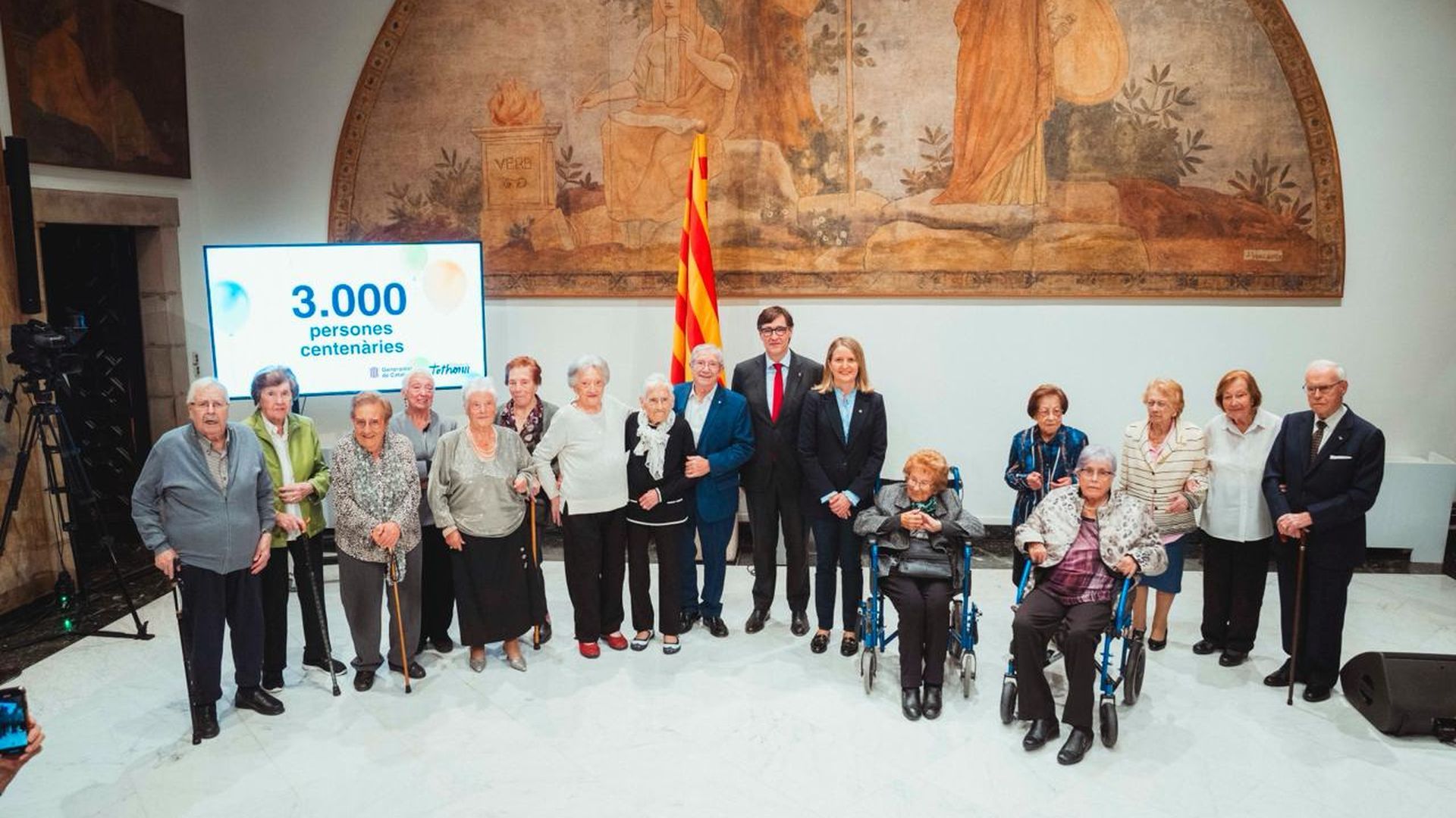 El presidente de la Generalitat, Salvador Illa, ha encabezado el acto de homenaje a las personas centenarias de Cataluña