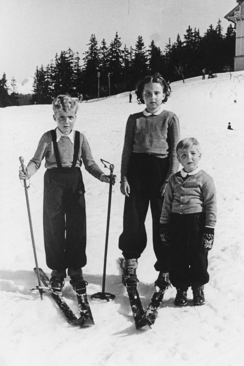 El rey Juan Carlos, junto a sus hermanos Pilar y Alfonso