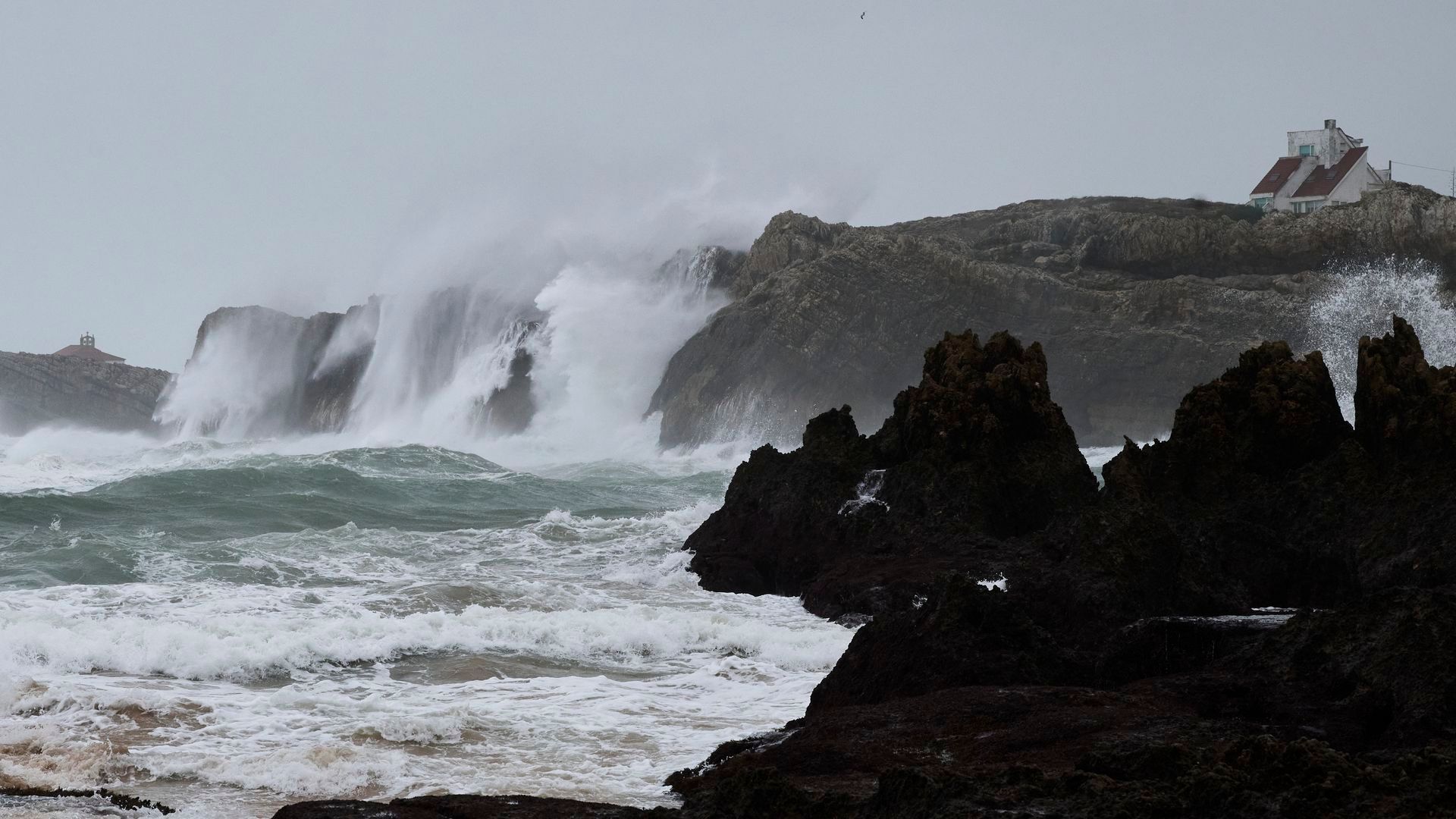 Fuertes lluvias en las costas de Cantabria: activadas las alertas por peligroso oleaje