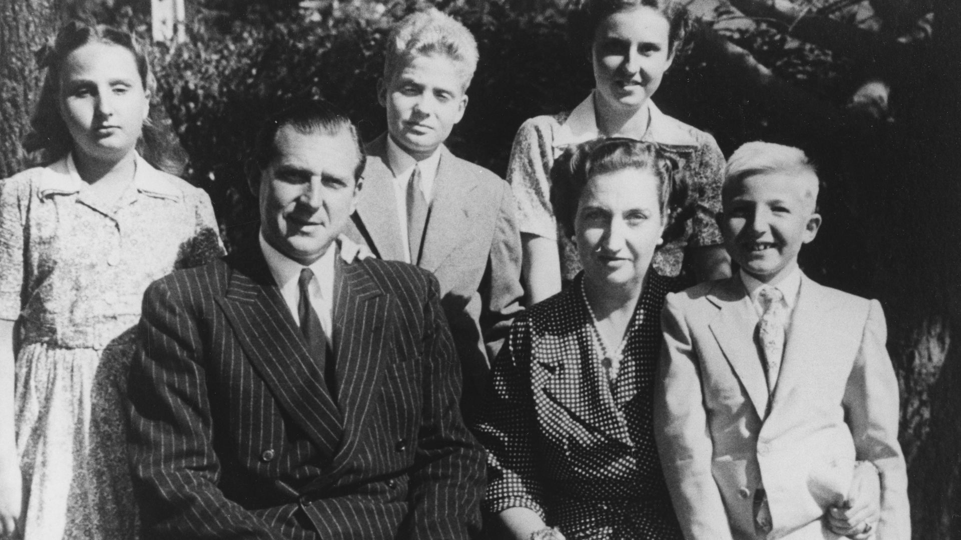 Juan Carlos de Borbón, Alfonso de Borbón, sus padres y hermanas, en 1950