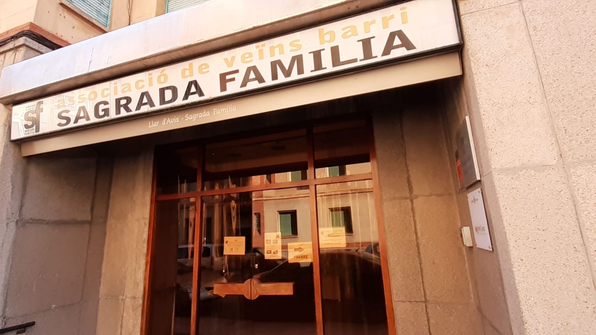 La asociación de vecinos que ha creado el mercado de segunda mano ante el ocaso del pequeño comercio