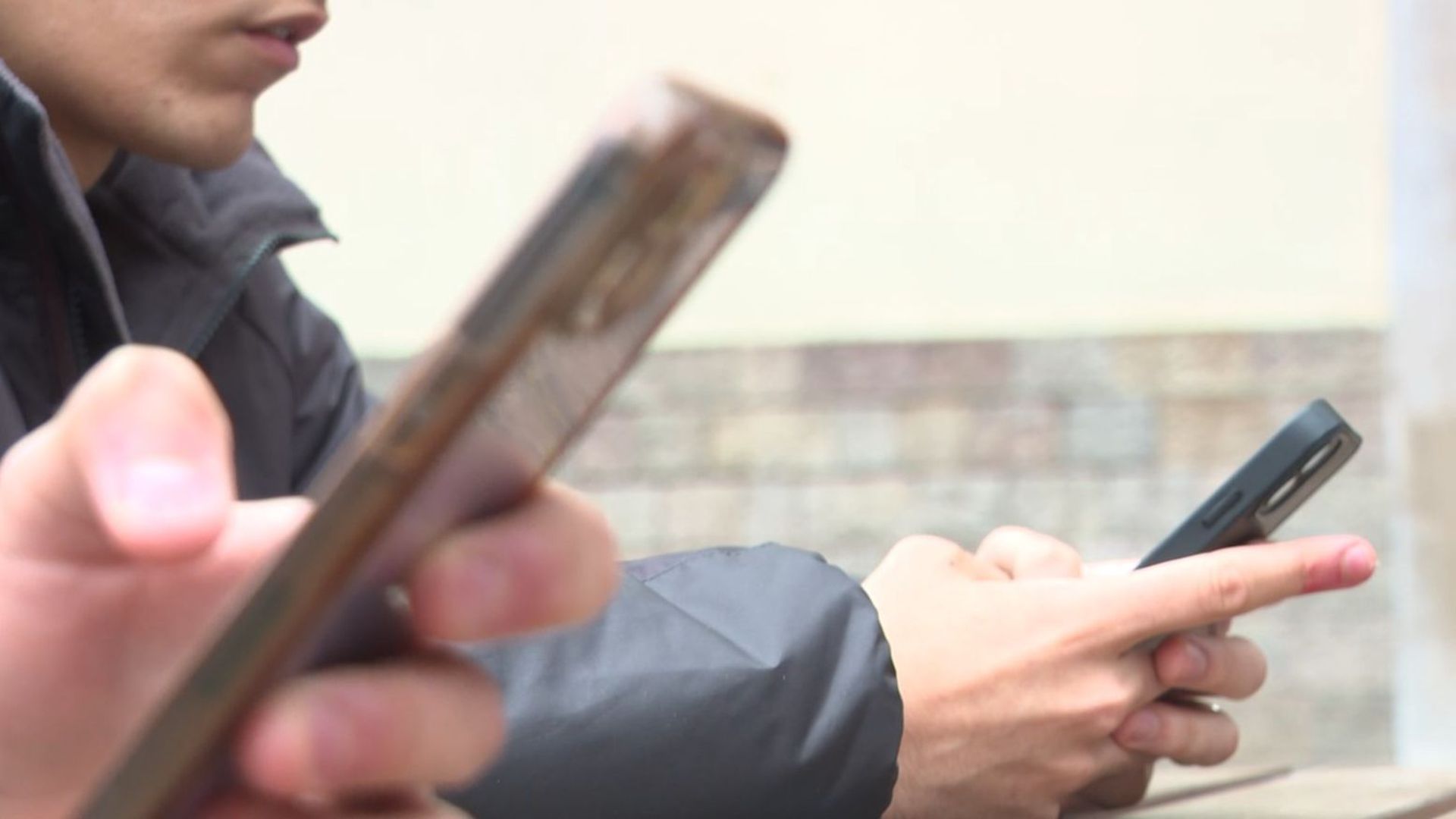 Personas manejando sus móviles