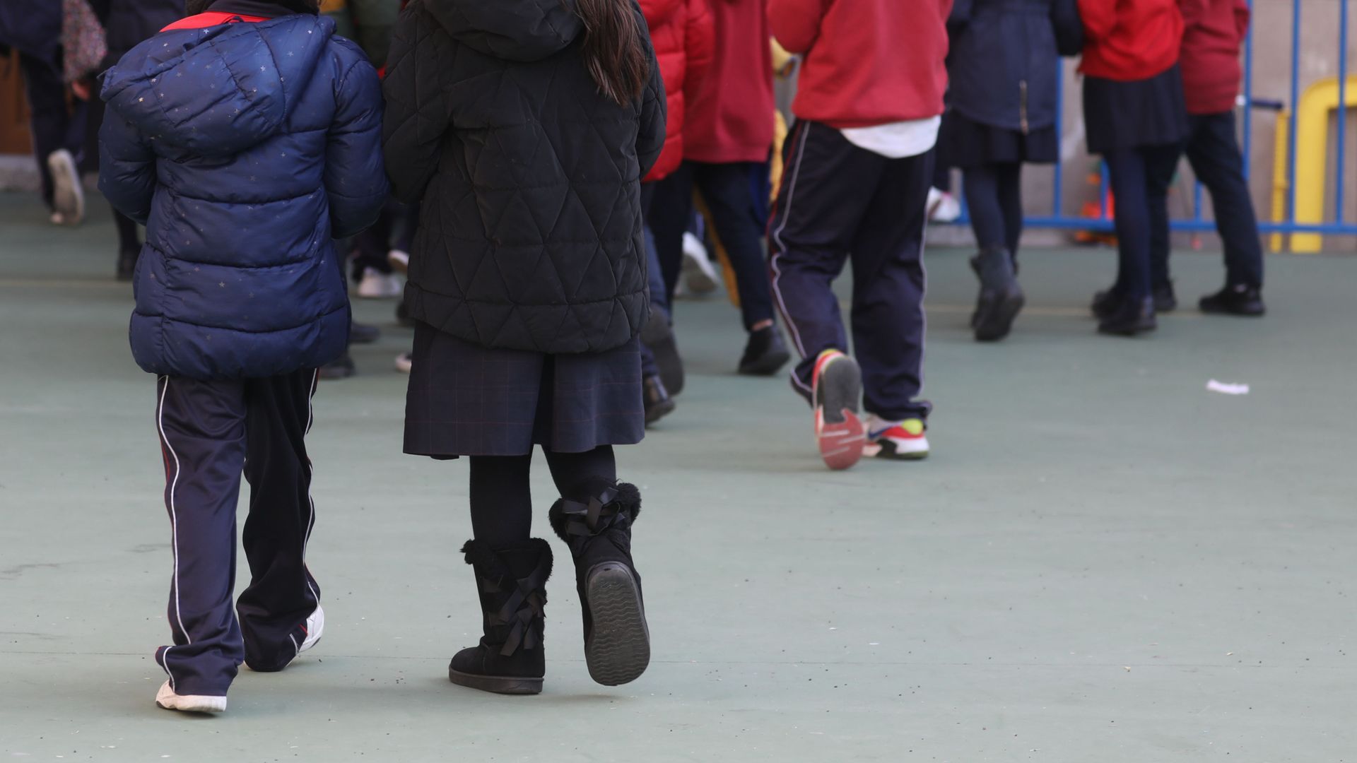 Un grupo de niños en el patio del colegio