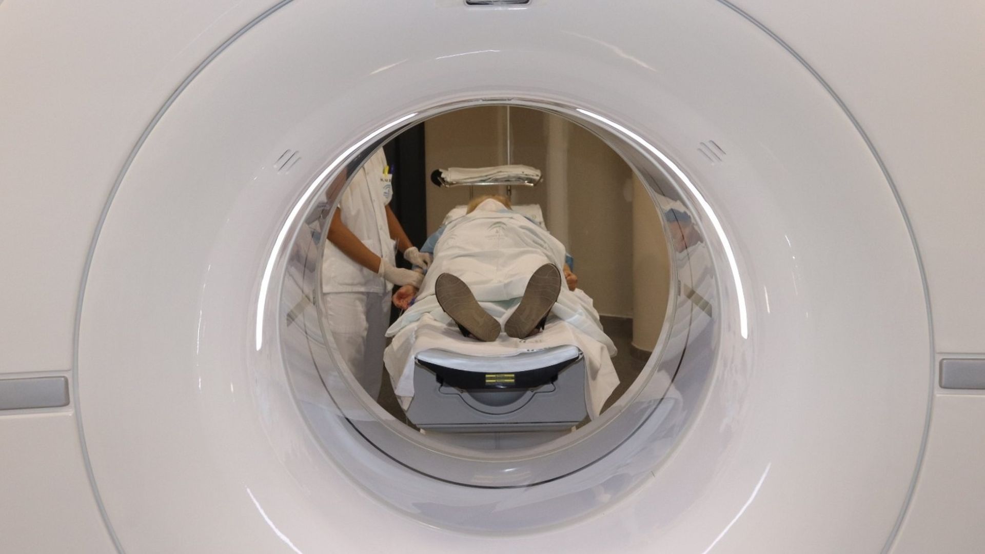 Un paciente en un PET-TAC. Foto de archivo