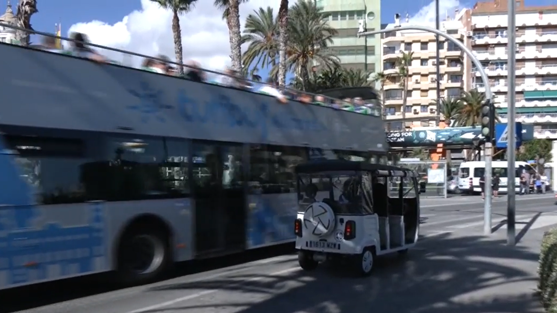 Un Tuk Tuk en las carreteras de Alicante