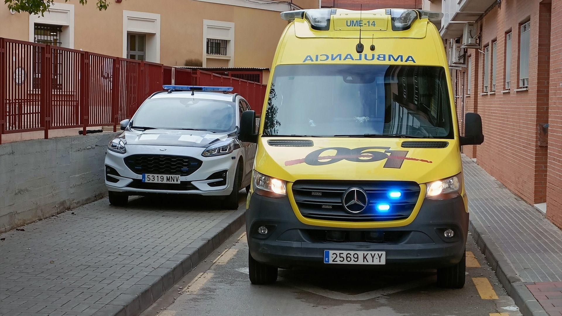 Vehículo de la Policía Local de Murcia y ambulancia '061'