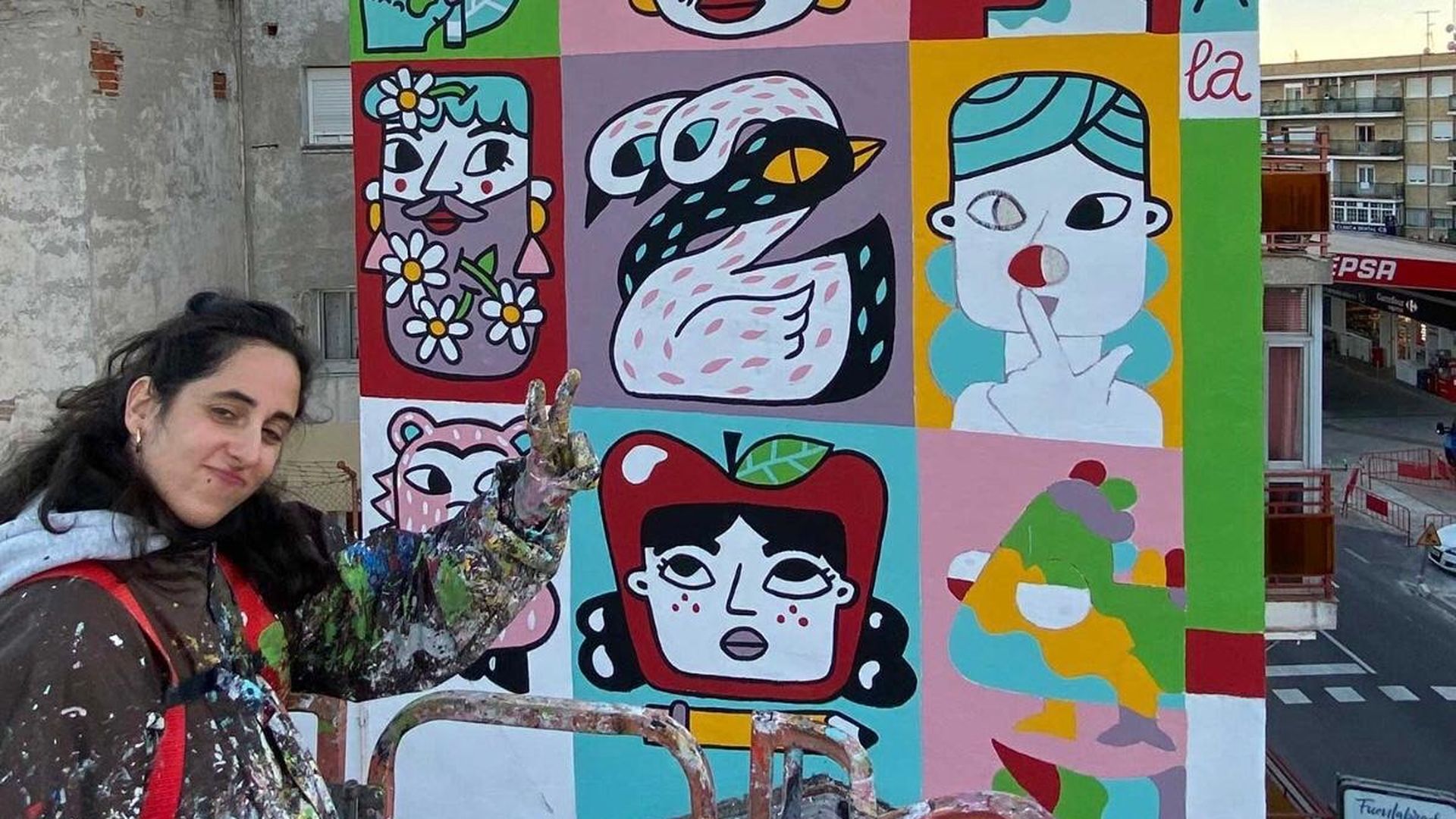 Amaia junto a su mural 'Mosaico' en Fuenlabrada, a favor de la diversidad y la multiculturalidad