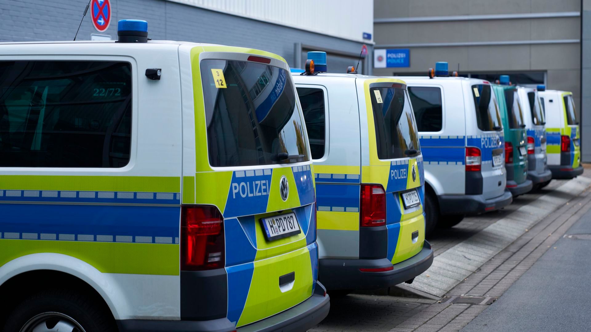 Detenido un hombre de nacionalidad rumana, sospechoso de pintar esvásticas con su propia sangre en coches y paredes en Alemania