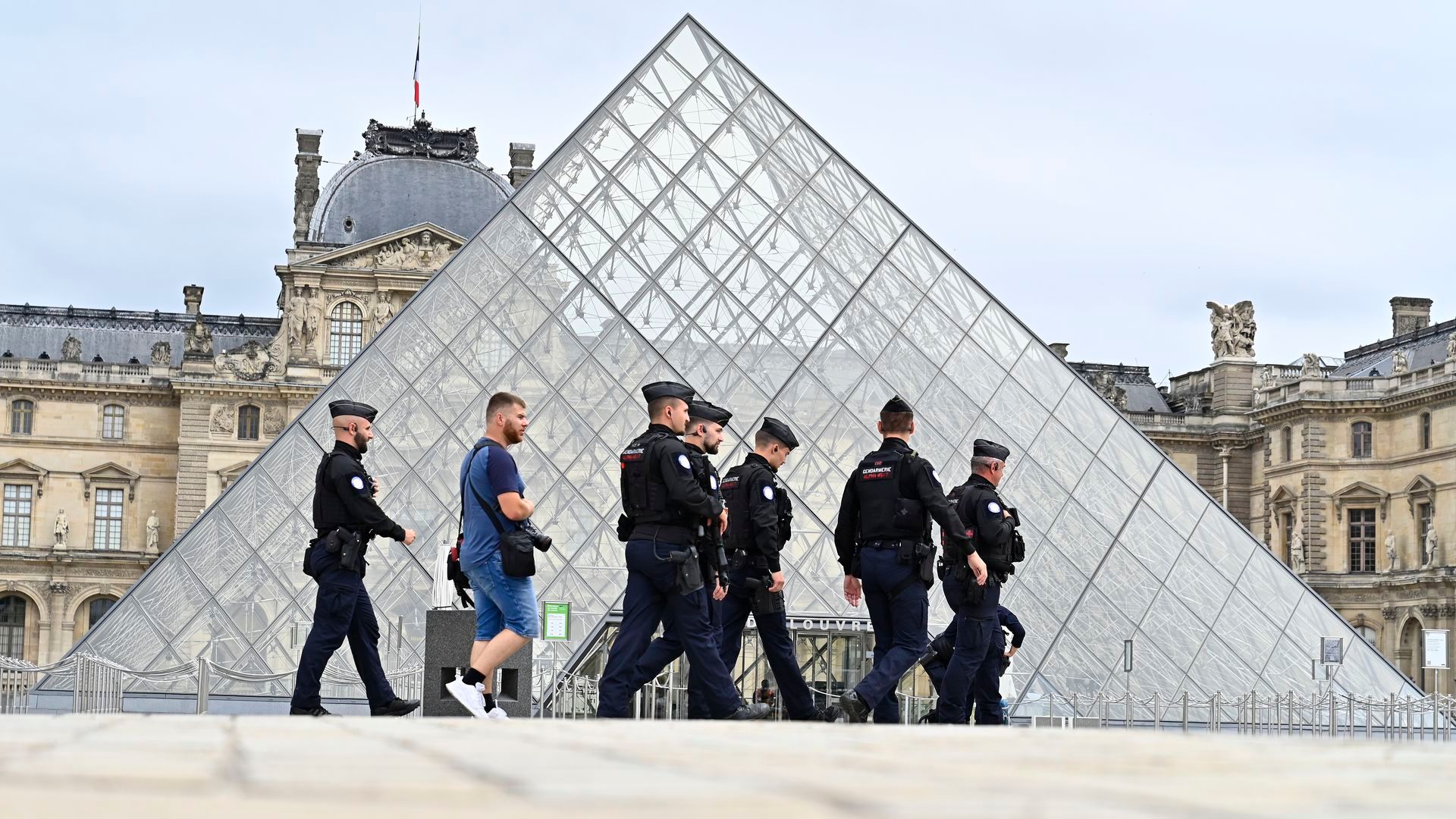‘Doudou Cross Bitume’, de ‘tiktoker’ y delincuente de bajo perfil a sospechoso del robo en el museo del Louvre