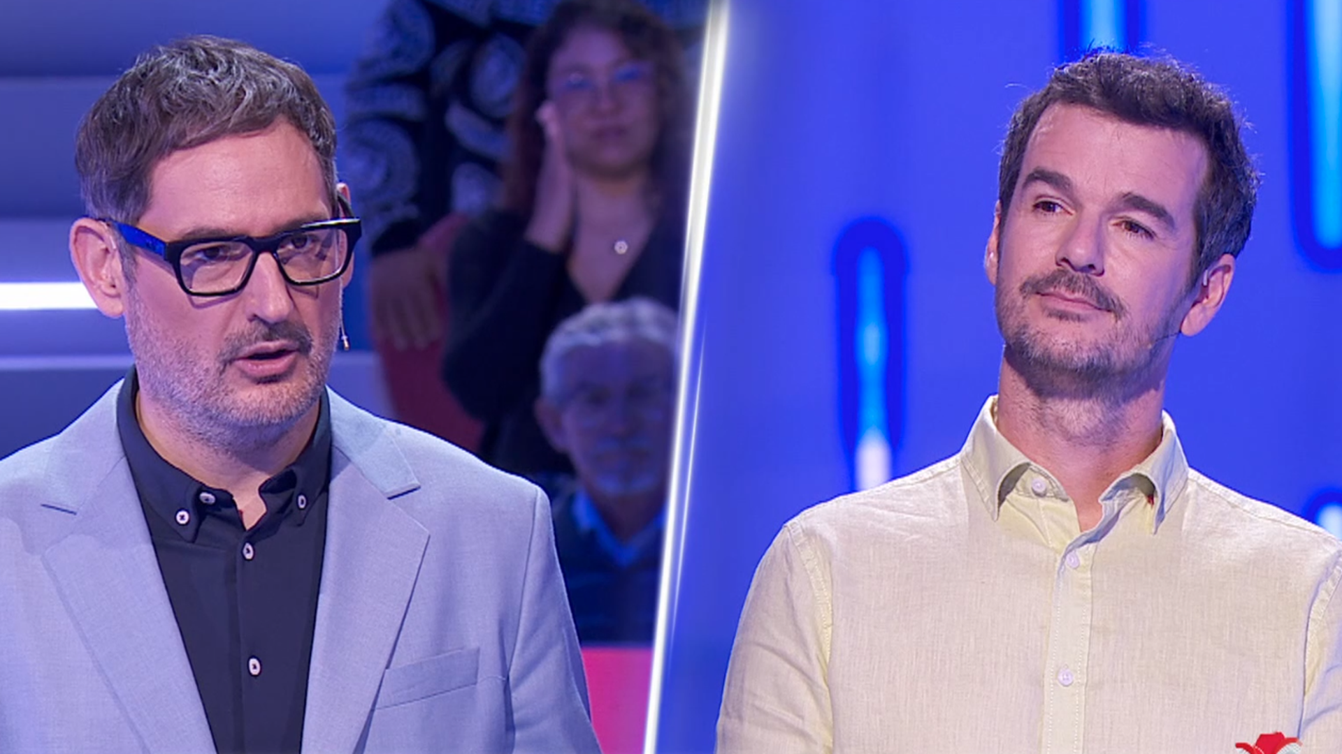 Eugeni Alemany felicita al campeón del programa tras alcanzar la máxima puntuación en el gran duelo