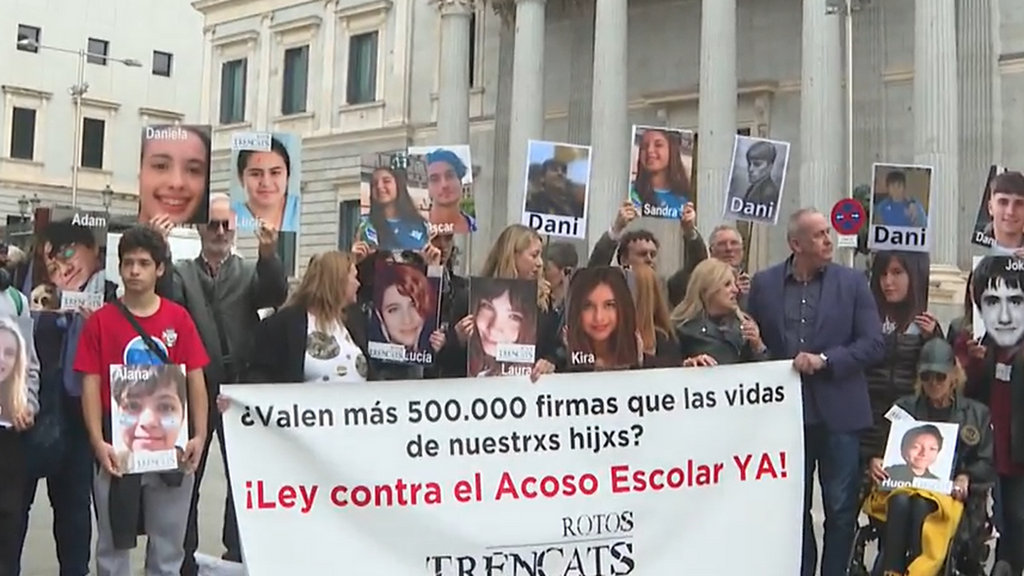 Familias de víctimas de bullying exigen una ley contra el acoso escolar: “Mi hija no se suicidó por palizas, sino por burlas”