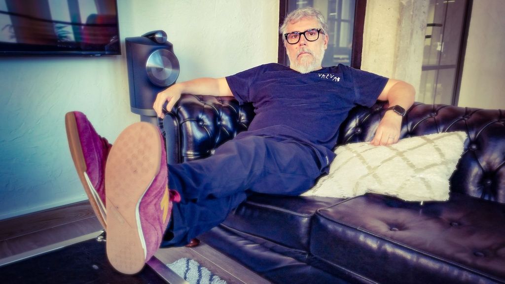 Iván Ferreiro quiere entrar en la celebración de sus treinta y cinco años en la música con el pie derecho.