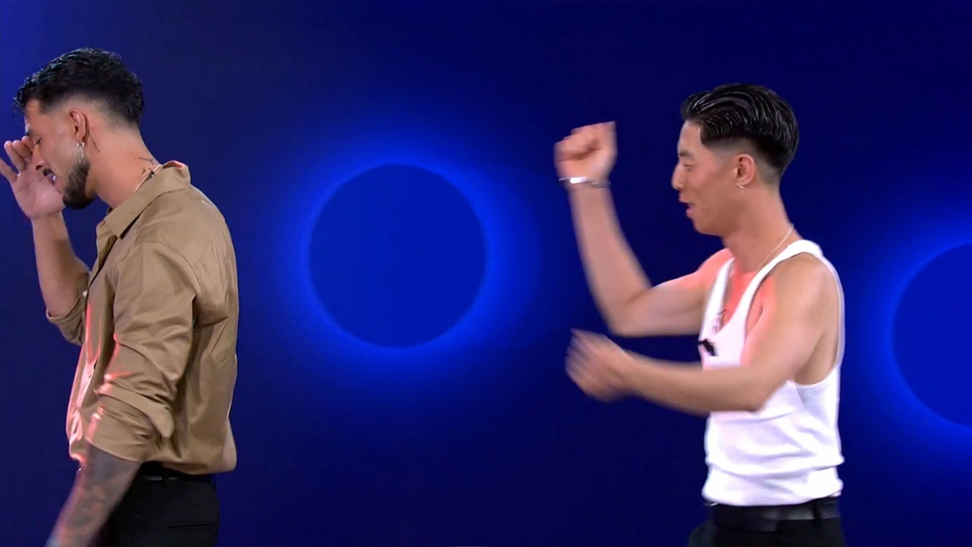 Joon salta de alegría mientras Cristian perece ajeno a todo