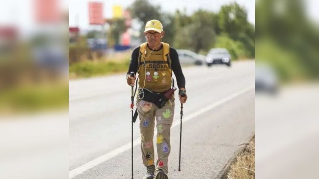 José Antonio Nieto caminando en una de las etapas de su reto solidario