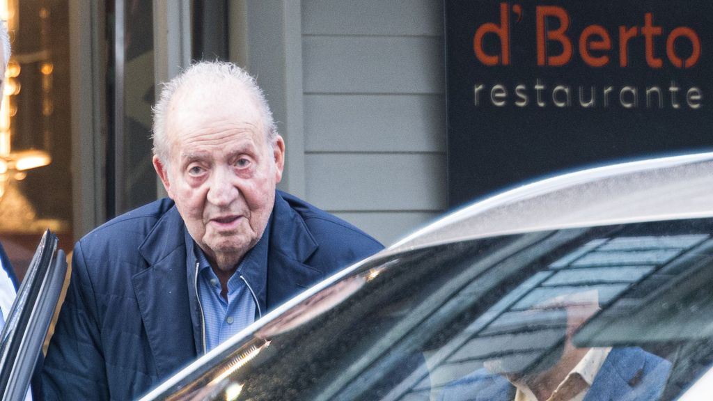 Juan Carlos I a la salida de su marisquería favorita en las Rías Baixas de Galicia