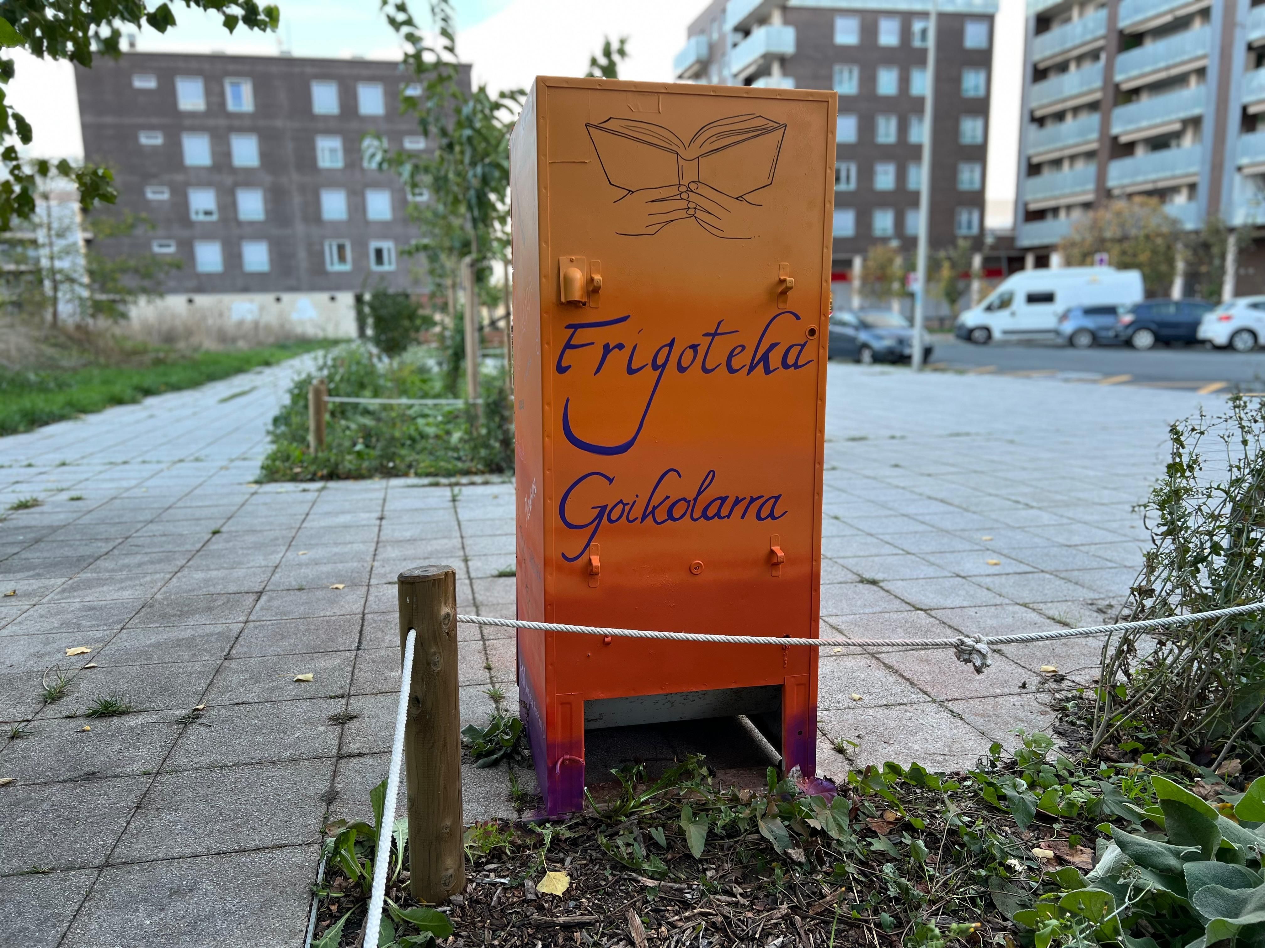 La Asociación Vecinal Goikolarra ha "rescatado" este viejo frigorífico "llegado de Erentxun"