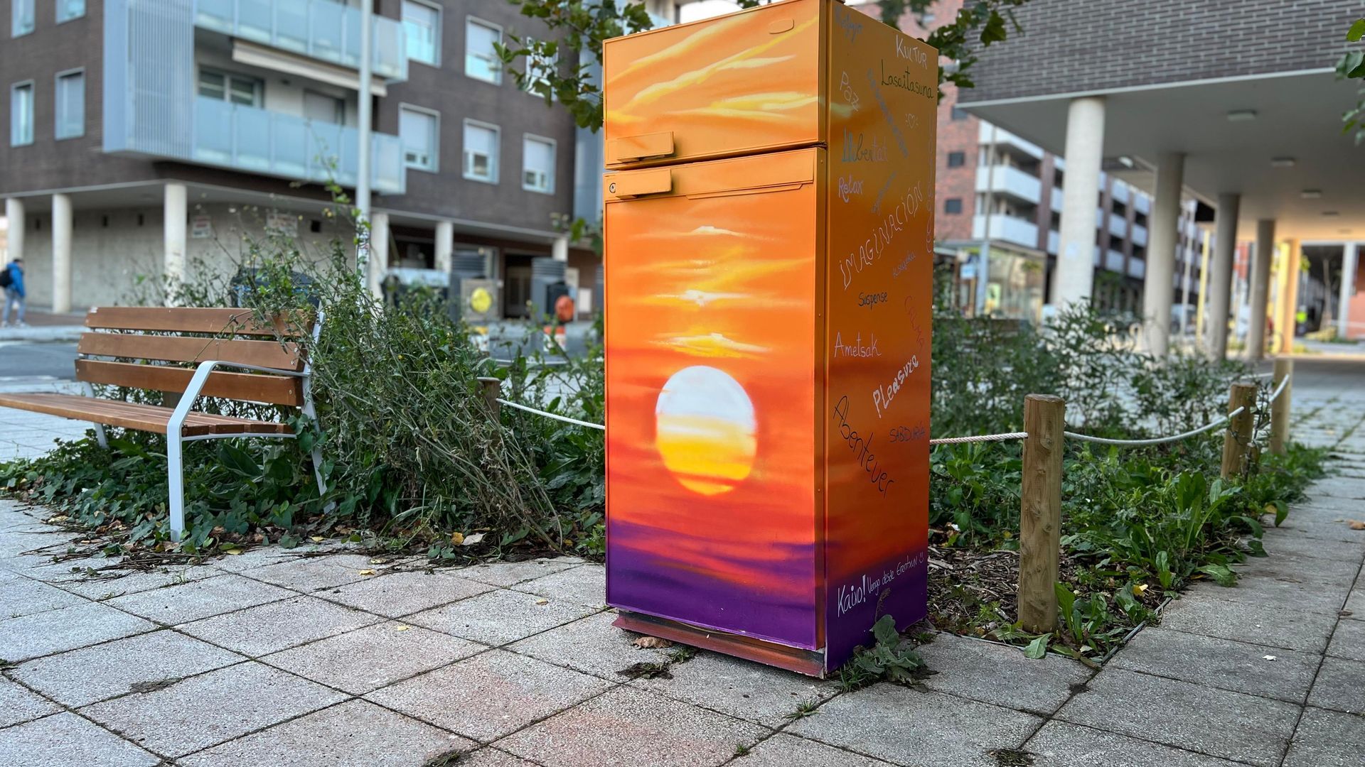 La muralista Eva Mena se ha encargado de transformar en ilustrar con un atardecer la vieja nevera