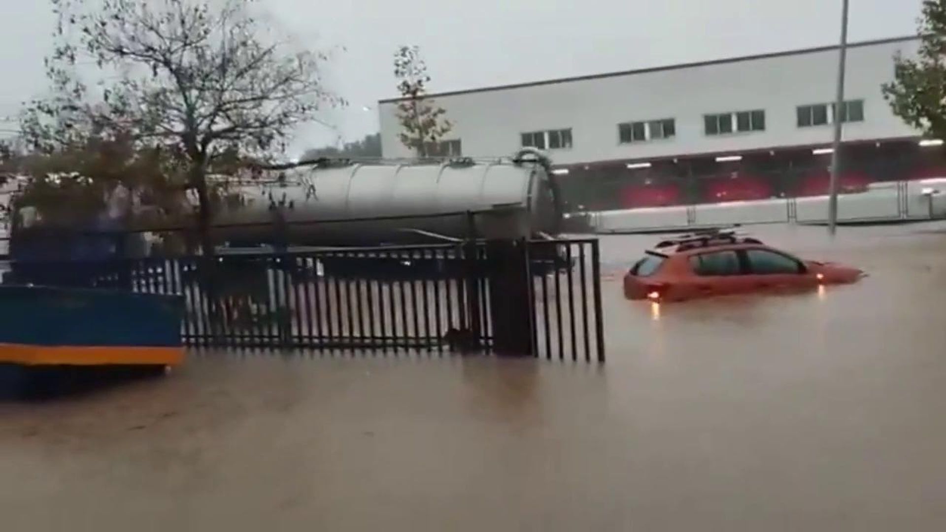Los estragos de la lluvia en Cataluña: coches arrastrados y calles anegadas