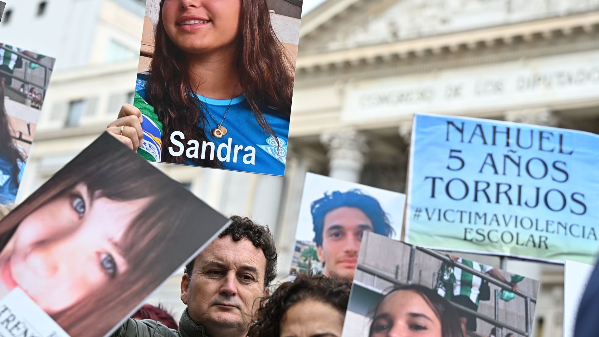 Manifestación para exigir a los responsables políticos la aprobación urgente de una Ley Integral contra el Acoso Escolar