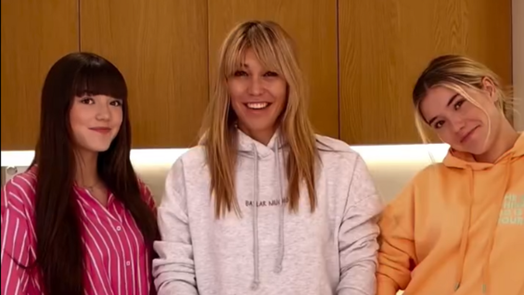 Raquel Meroño con sus hijas