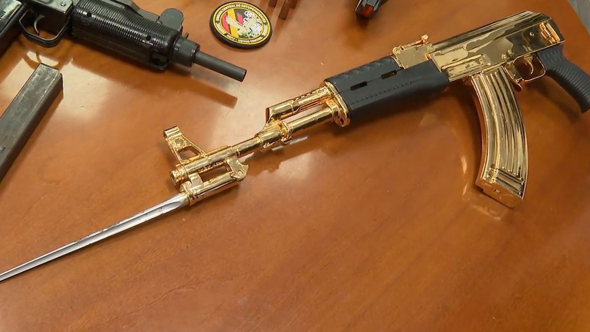 Un fusil AK-47 con un baño de oro incautado por la Policía Nacional en una de las operación contra los grupos criminales en Málaga