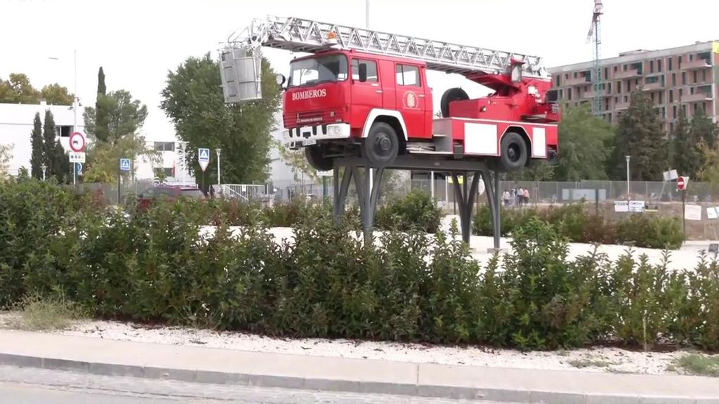 Un libro analiza el fenómeno urbano de las rotondas inexplicables en España: "Desde un camión hasta un hombre avión"