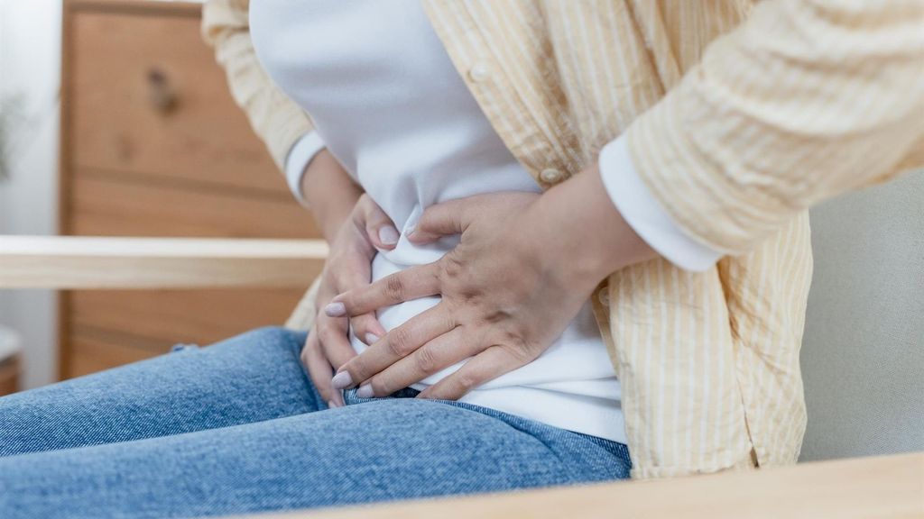Una mujer sufre dolor menstrual