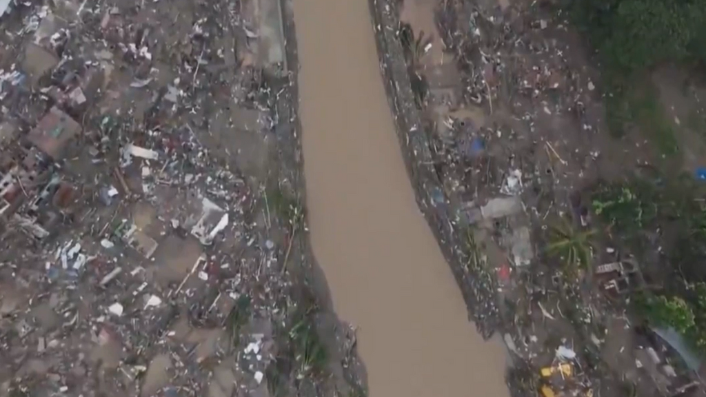 Casi 800.000 personas han sido evacuadas durante el paso del tifón 'Kalmaegi' en Filipinas