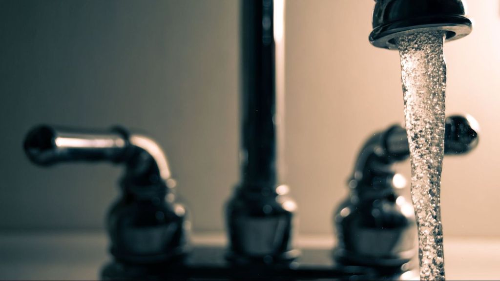 Agua del grifo corriendo