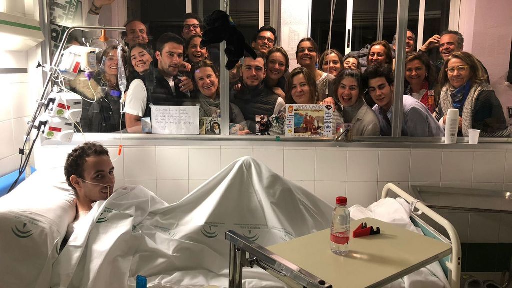 Álvaro, durante su ingreso, arropado por su familia y amigos