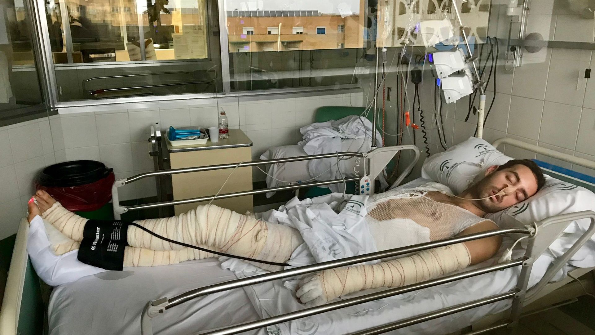 Álvaro Trigo, en coma, durante su ingreso en el hospital.