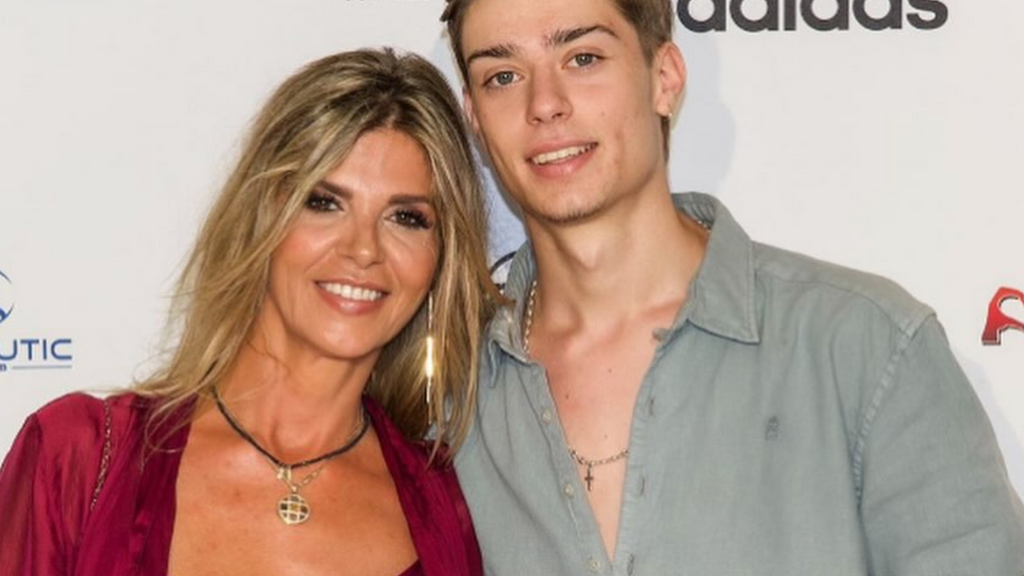 Arantxa de Benito junto a su hijo Aitor en un evento